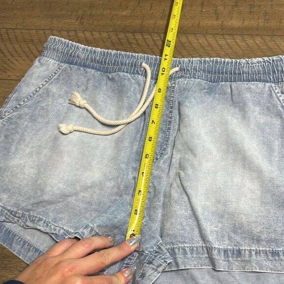 Celebrity Pink pull on jean shorts size medium - Picture 8 of 9